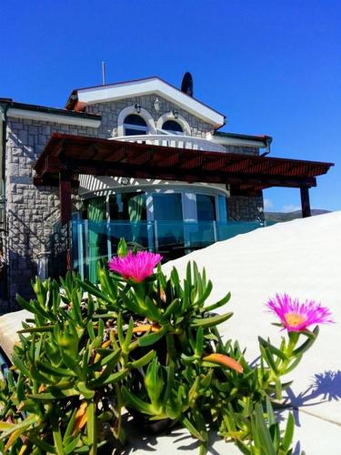 Prodaje se vila sa restoranom, prva linija do mora, Bjelila