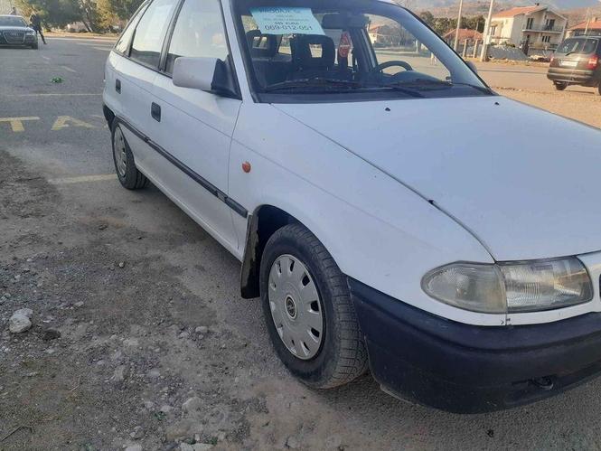 Astra benzin plin u dobrom stanju 1998god.