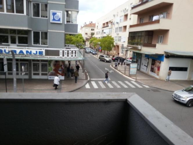 Centar stan 80kv izdaje se 