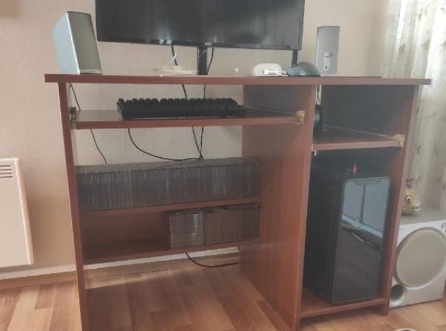 Prodajem radni sto za PC