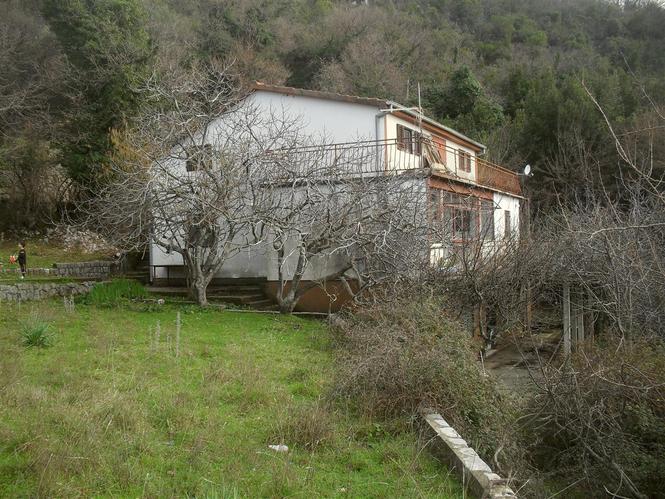 Prodajem kuću s placem