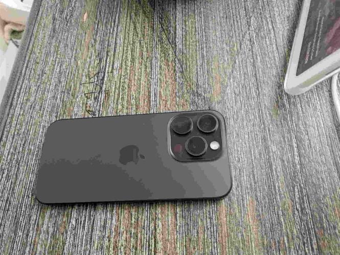 Prodajem iPhone 15 Pro