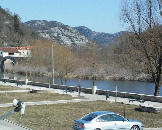 Stara kuca na samoj obali Rijeke Crnojevica