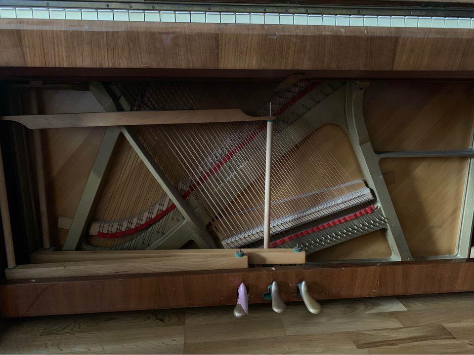 PRODAJEM-PIANINO-PETROF