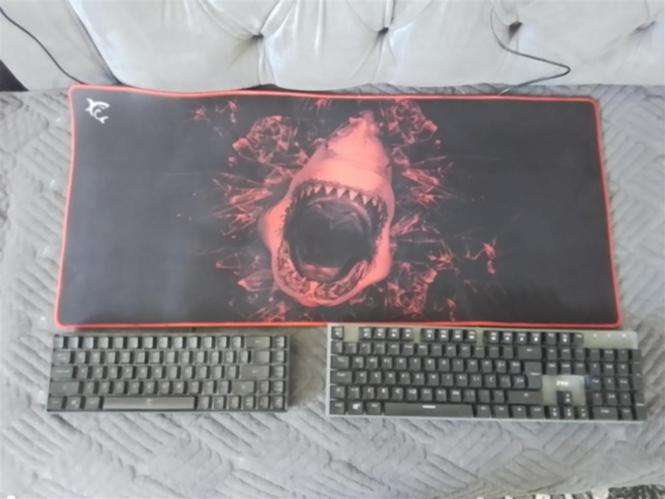 Dvije tastature i podloga korišćeno u dobrom stanju