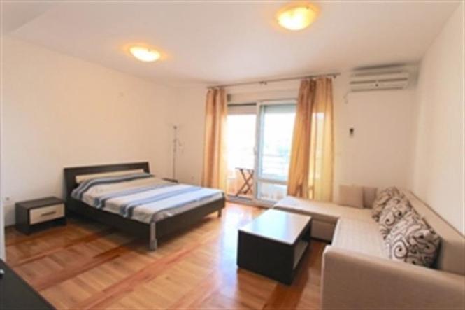 Garsonjeru od 43m2 u Budva