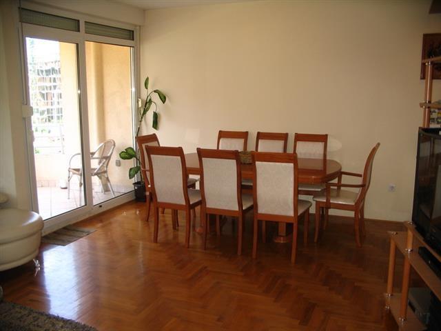 Izdajem-lux-namjesten-dvosoban-stan-i-garazu