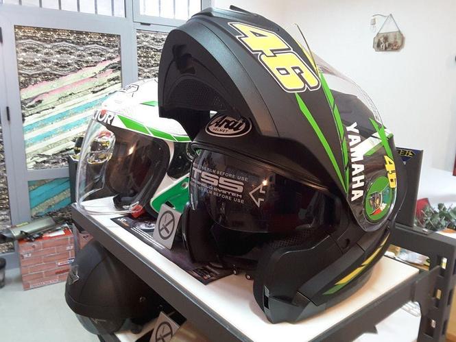 ARAI replica sa tamnim naočarima VR46 flip-up