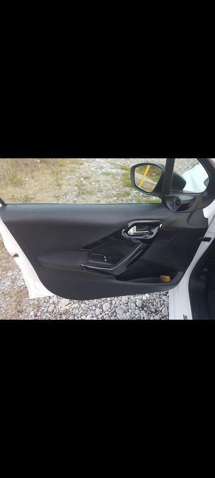 Peugeot-208