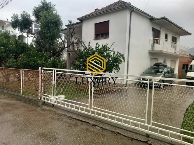 Izdavanje trosoban stan,PG-Masline