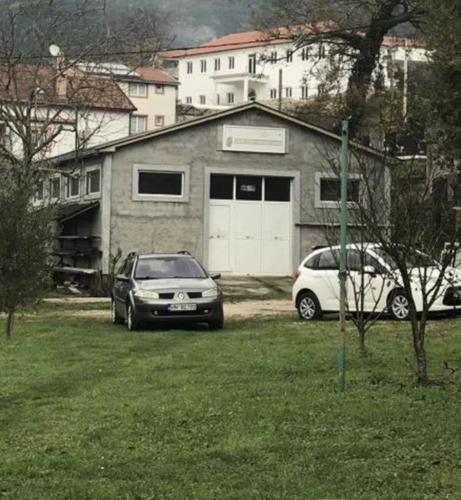 IZDAJEM HALU