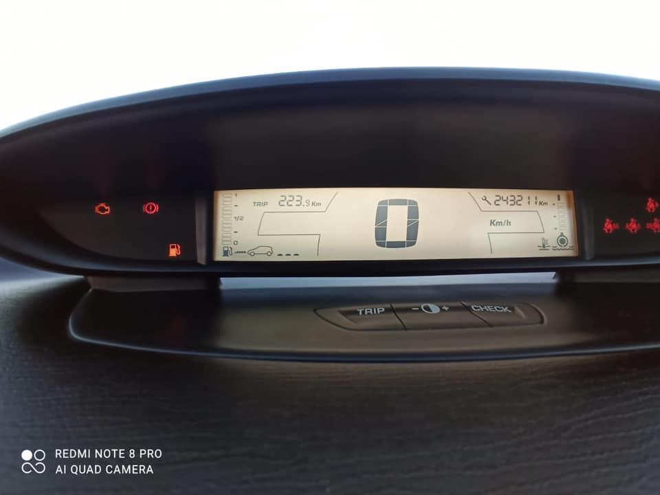 PRODAJE-SE-MALO-GRADSKO-AUTO
