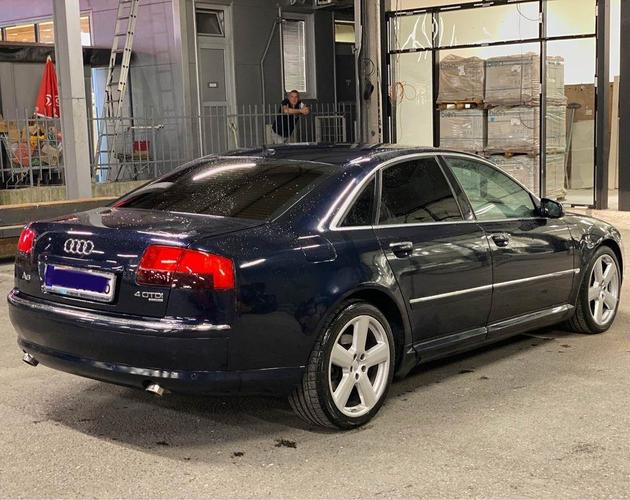 Audi A8 quattro