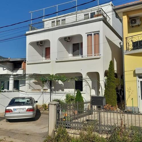 Studio apartmani se nalaze u Dobrim Vodama, 150m od plaze