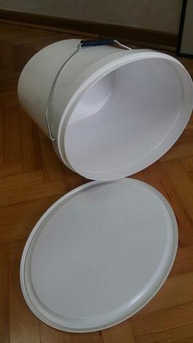 PRODAJEM PLASTICNE BIJELE KANTE SA POKLOPCEM