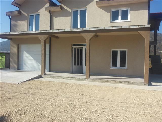Izdajem poslovni prostor 120m2 Gornjem Polju