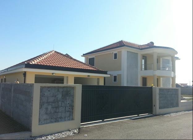 Kuce 160m2 na placu od 830m2 Donja Gorica 