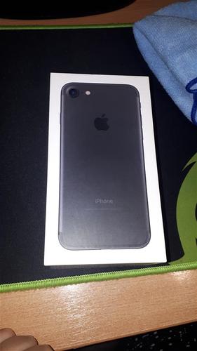 PRODAJEM IPHONE 7 32GB
