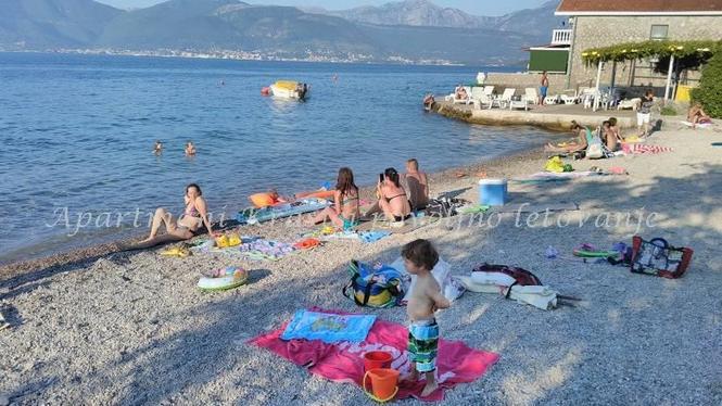 U blizini plaze, pogled na more