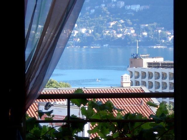 Izdajem apartmane za 2-6 osoba 