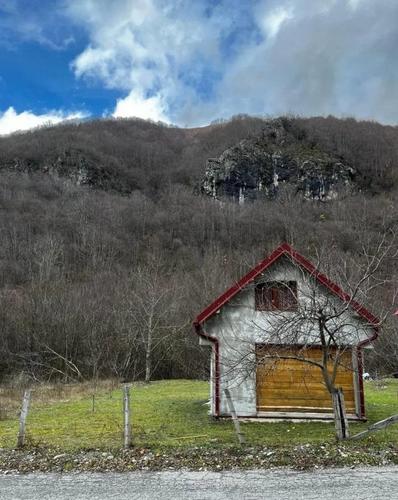 Na prodaju plac i kuca u Kolasinu