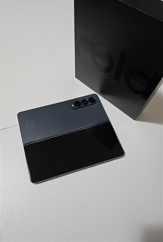 Prodajem Samsung Galaxy Z Fold 4