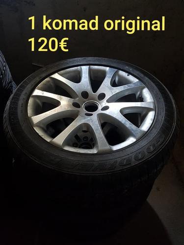 Po jedan komad. 069359867