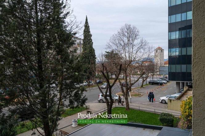 Dvosobni namješten stan kod Sat kule