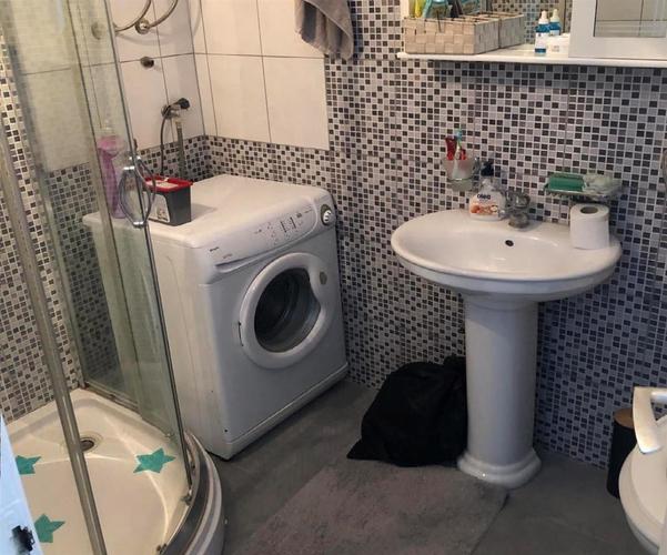 IZDAVANJE, GARSONJERA KOD GINTASA