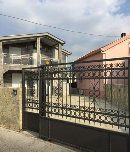 Izdajem kucu u Podgorici