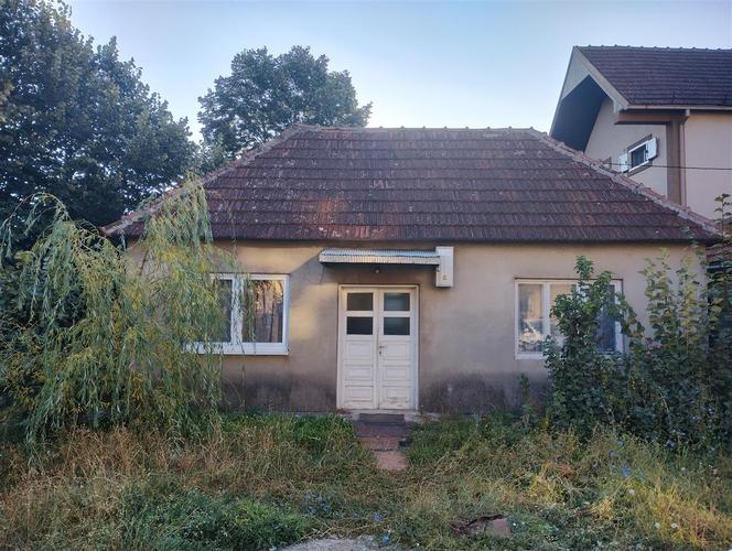 Prodajem kucu sa placem u strogom centru Niksica