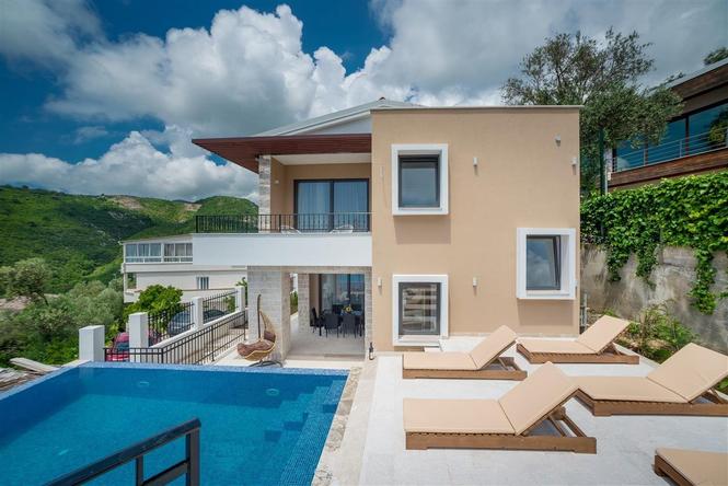 Moderna vila sa bazenom iznad Hotela Splendid