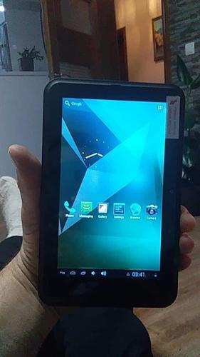 Tablet sve ispravan po svaku garaciku ima dva kamere i karti