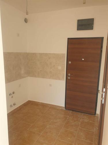 Prodaju se dva studia, 20m2 kod hotela Kadmo, 100m od buleva