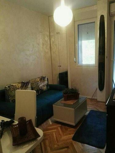 IZDAVANJE, GARSNJERA NAMJEŠTENA PEJTON
