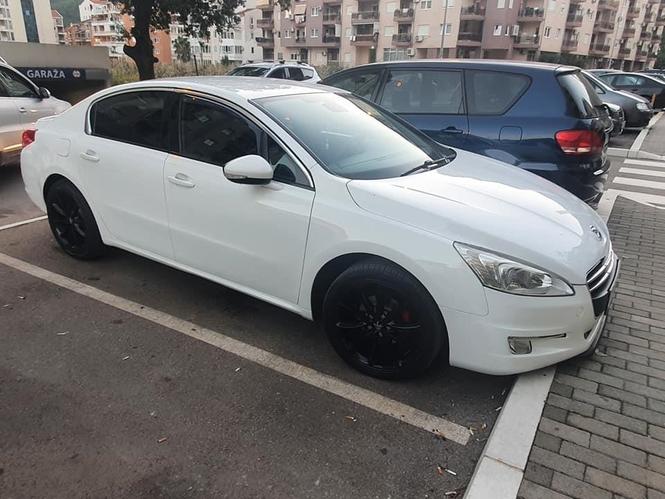 Auto u top stannu 
Bez ulaganja 1.6hdi
2014g
Moze kom samo r