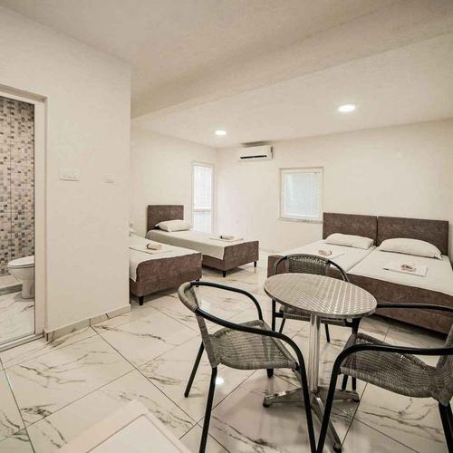 Izdajem apartman zaseban ulaz sprata novo gradnja. 069440545