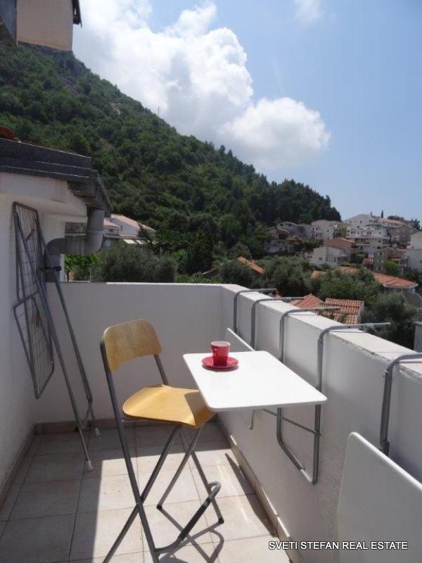 Stan-sa-prelijepim-pogledom-na-Sveti-Stefan