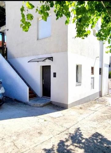 Sutomore garsonjera na prodaju
