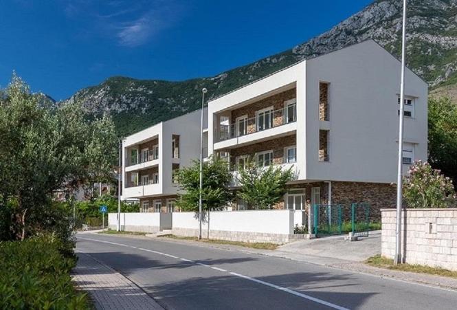 Apart hotel na prvom redu do mora u Risnu