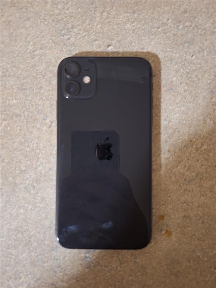 Prodajem-crni-Iphone-11-64GB