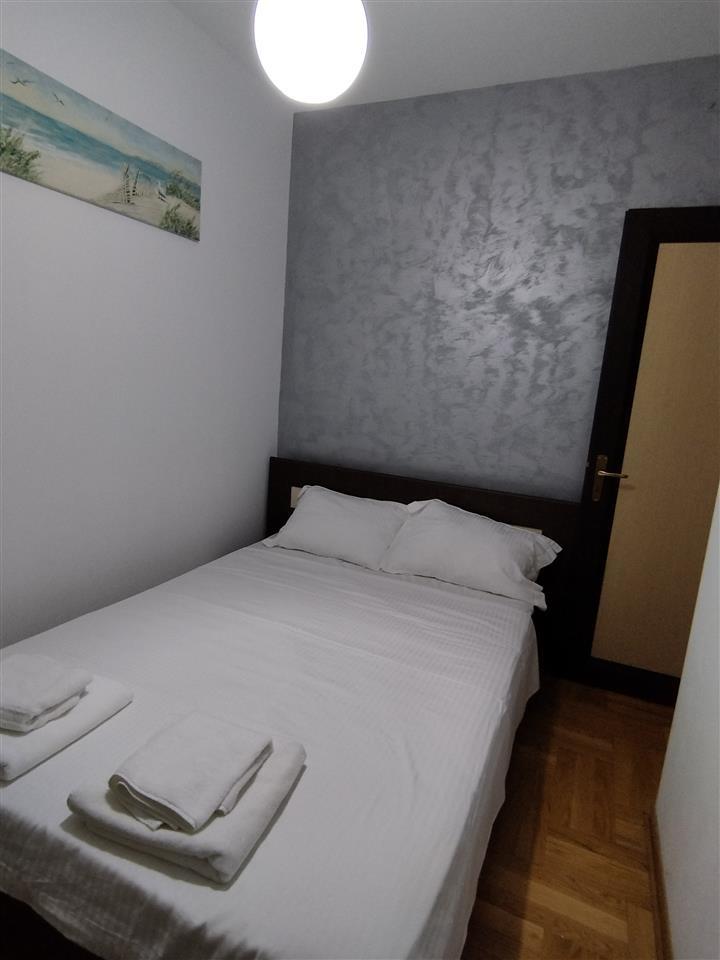Dvosoban-namješten-stan-u-centru-Budve