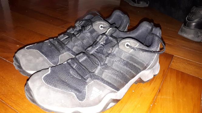 PRODAJEM PATIKE addidas TERREX