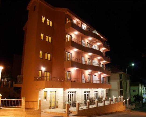 Hotel povrsine 1500m2 u blizini Qeen of Montenegro