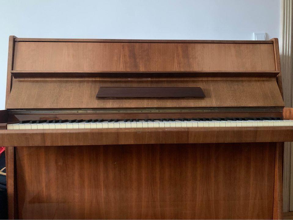 PRODAJEM-PIANINO-PETROF
