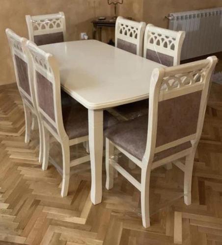 Prodajem
Stolove i stolice novo dostupno 069083795 viber i p
