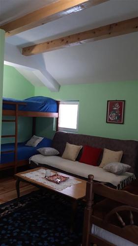 Izdaje se Apartman za 4 osobe,pogodan za turiste 