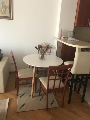 Izdavanje, jednosoban namjesten Preko Morace
