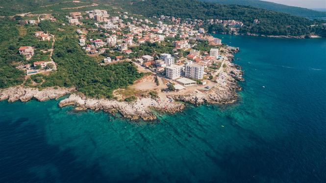 Objekat apartmanskog tipa u blizini Hladne uvale