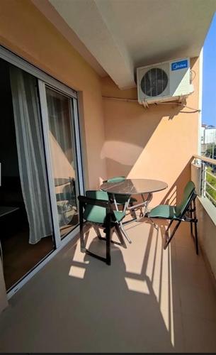 Dvosoban stan kod fakulteta, Budva
